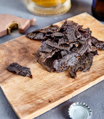 Kurutulmuş et ahşap tahta ve bira