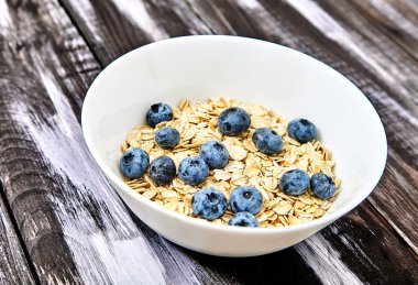 Yaban mersini ve nane beyaz kase çiğ yulaf gevreği