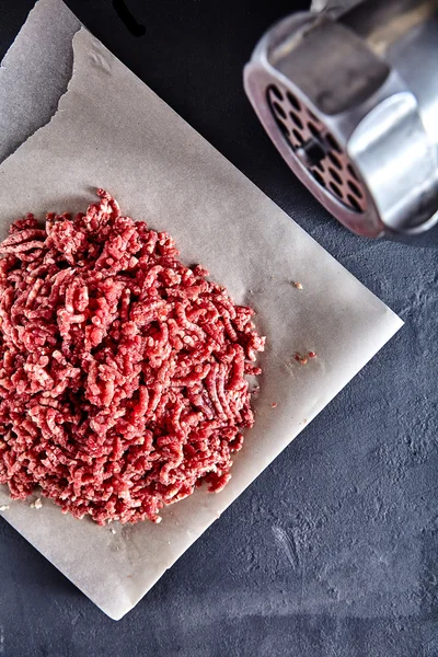Kraft kağıt üzerinde çiğ kıyma