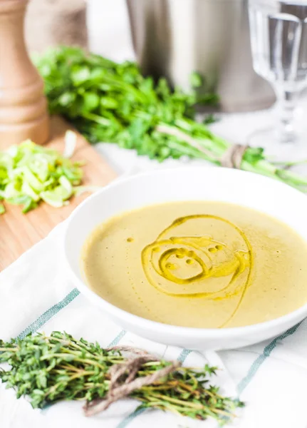 Zuppa tradizionale fatta in casa di patate e porri — Foto Stock