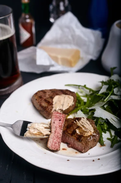 Beef filet grilled with fresh arugula — Stock Photo, Image