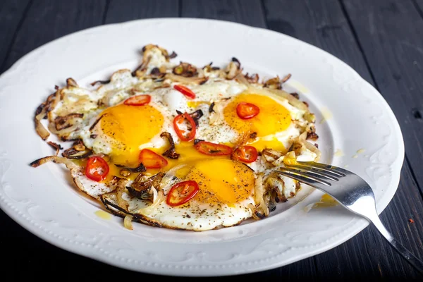 Primo piano di uova arrosto con cipolla e peperoncino — Foto Stock