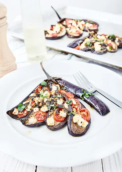 Berenjena con aceite de oliva, albahaca y tomates cherry — Foto de Stock