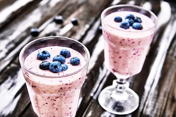 Batidos saludables de arándanos con bayas y yogur — Foto de Stock