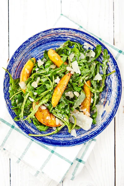 Salada gourmet vegetariana com rúcula e pêssegos — Fotografia de Stock