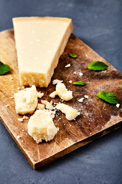 Piece of a parmesan and grated cheese — Stock Photo, Image