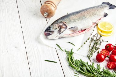 Ham alabalık, biberiye, domates, limon, kekik