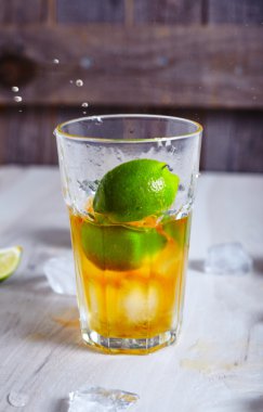 ROM ve buz cam içine düştü kireç