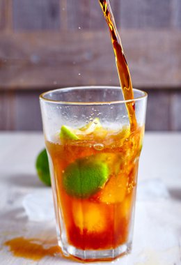 Buz, kireç ve ROM ile cam dökmek kola