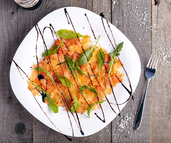 Bovenaanzicht van zalm carpaccio — Stockfoto