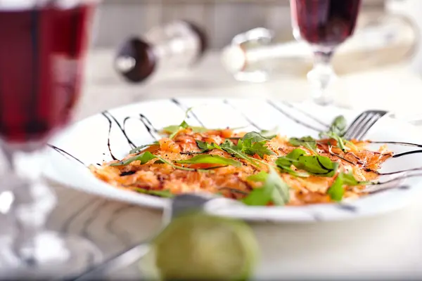 Close-up van zalm carpaccio — Stockfoto