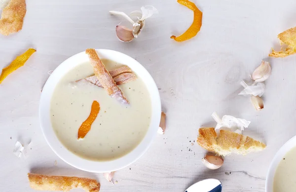 Knoblauchcremesuppe in weißem Teller — Stockfoto