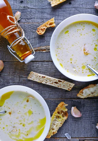 Kom een knoflooksoep met croutons. — Stockfoto