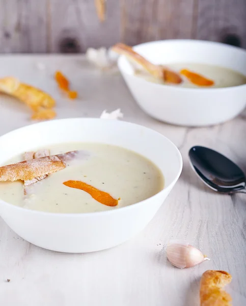 Minestra di crema di aglio in piatto bianco — Foto Stock