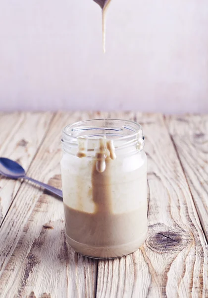 Hemgjord tahini sås i burk — Stockfoto