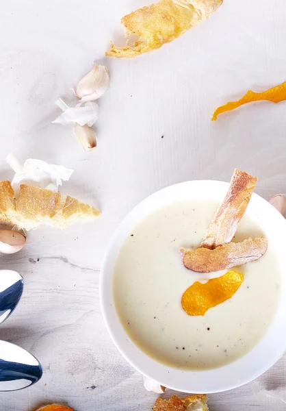 Minestra di crema di aglio su sfondo bianco — Foto Stock