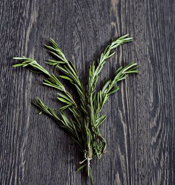 koyu ahşap üzerine biberiye demet