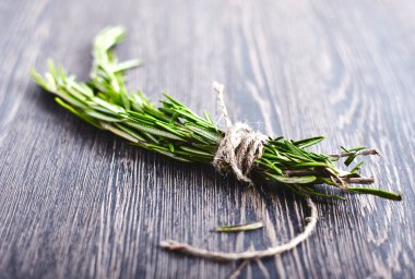 Rosemary bir tahtaya bağlı