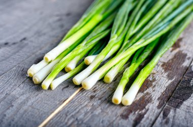 Bir demet taze soğan.