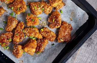 Ahşap arka plan üzerinde yapışkan bal soslu tavuk nuggets