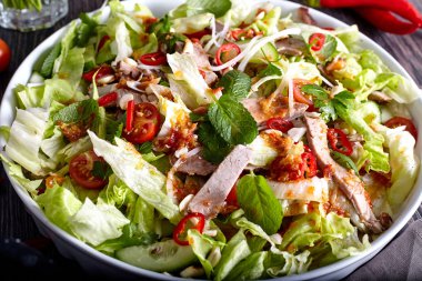 Sığır eti ve yeşil otlar ile baharatlı Tay salatası