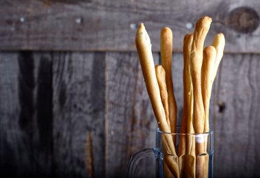 Grisini cam ahşap arka plan üzerinde