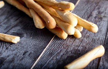 Breadsticks grisini ahşap arka plan üzerinde