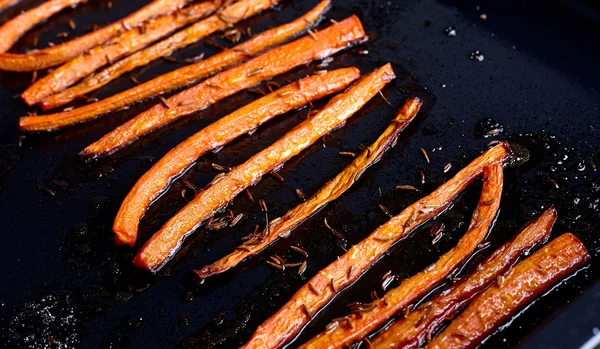 Rostade morötter med kummin mat på nära håll — Stockfoto