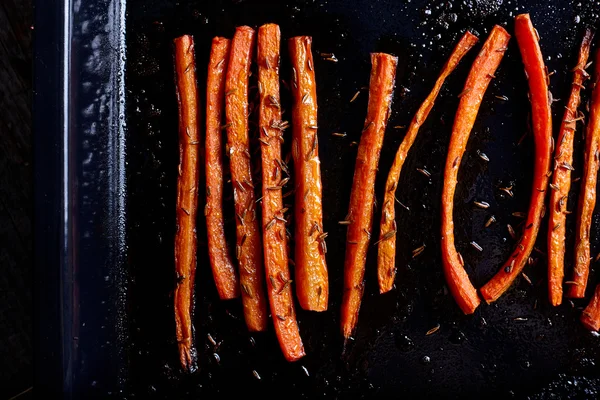 Cenouras assadas com comida de alcaravia de perto — Fotografia de Stock