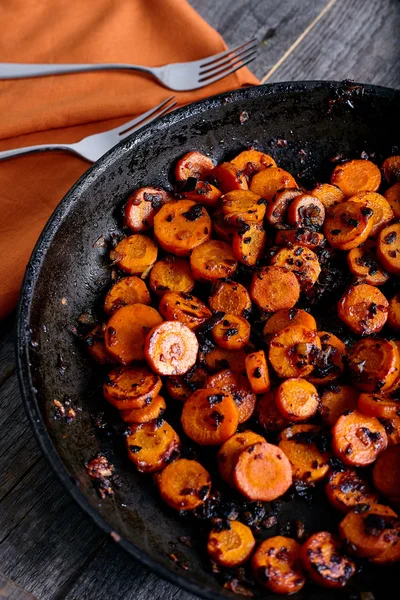 Pan kavrulmuş havuç