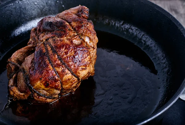 İş parçacığı ile tavada bağlı sığır eti güveç