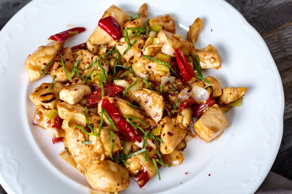 Kung Pao tavuğu ahşap arka plan üzerinde