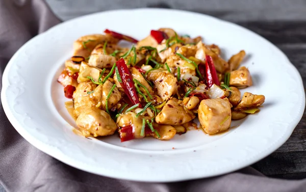 Kung Pao tavuğu ahşap arka plan üzerinde