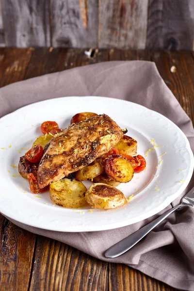 Peito de frango assado com legumes — Fotografia de Stock