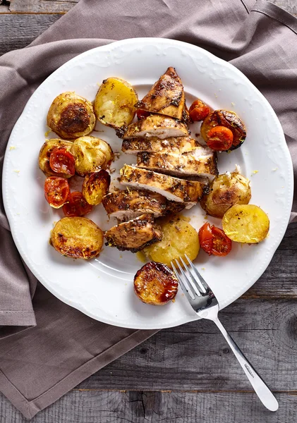 Pechuga de pollo asada con verduras —  Fotos de Stock