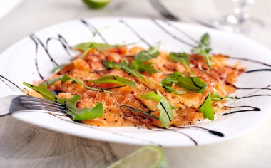 Somon carpaccio yakın çekim