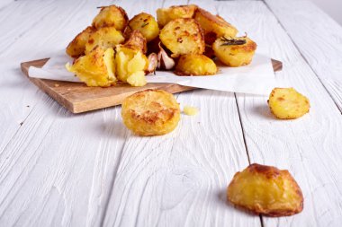 Beyaz ahşap zemin üzerine kavrulmuş patates