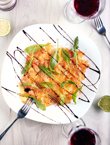 Bovenaanzicht van zalm carpaccio — Stockfoto