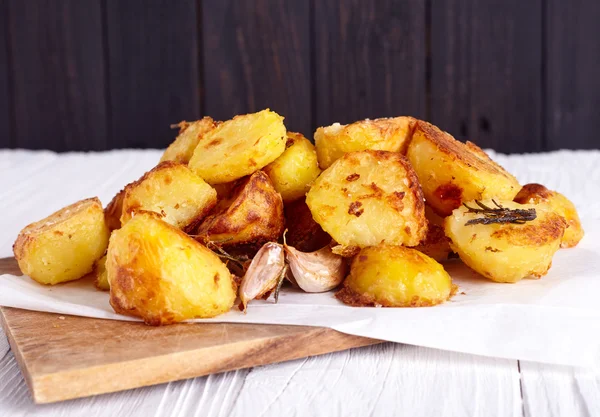 Perfekte Bratkartoffeln mit Gewürzen und Kräutern — Stockfoto