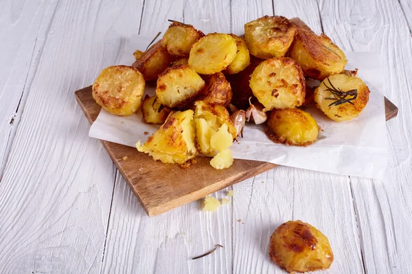 Perfect geroosterde aardappelen met specerijen en kruiden — Stockfoto