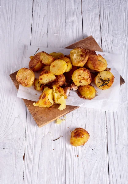 Perfect geroosterde aardappelen met specerijen en kruiden — Stockfoto