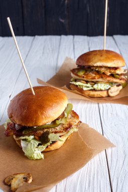 Ev yapımı tavuk sandviç mantar ile