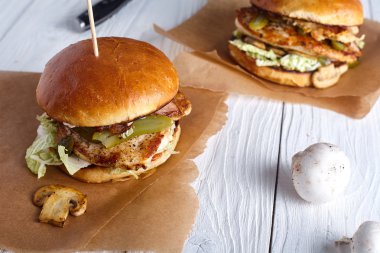 Tavuk, peynir sos ve mantarlı Burger