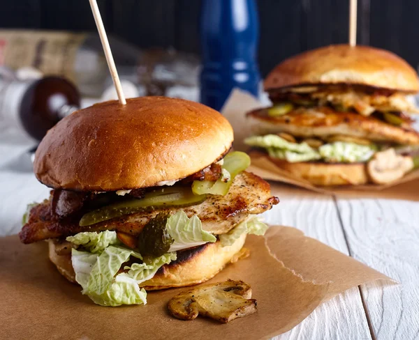 Burger con pollo, salsa di formaggio e funghi — Foto Stock