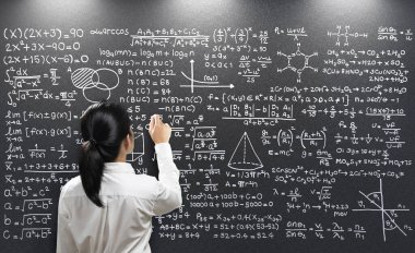 Arka plan kadın öğretmen tahtaya yazıyor