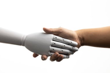 Beyaz arka planda insan izole edilmiş beyaz robot el sıkışması