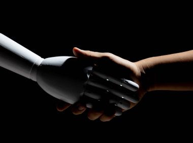 Siyah arkaplanda insan izole edilmiş beyaz robot el sıkışması