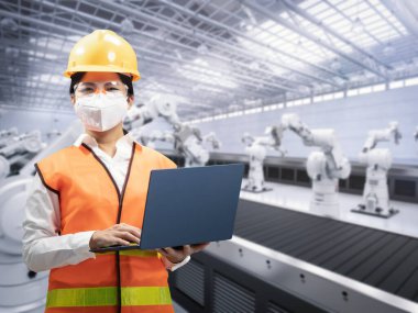 Teknisyen ya da mühendis fabrikada 3 boyutlu robot silahlarla çalışıyor.