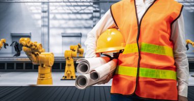 Teknisyen ya da mühendis fabrikada 3 boyutlu robot silahlarla çalışıyor.