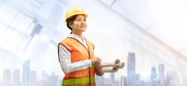 Bauunternehmenskonzept Mit Bauingenieur Und Städtebaulichem Hintergrund — Stockfoto